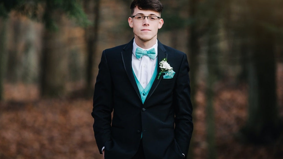Should Guys Wear A Tux Or Suit For Prom?
