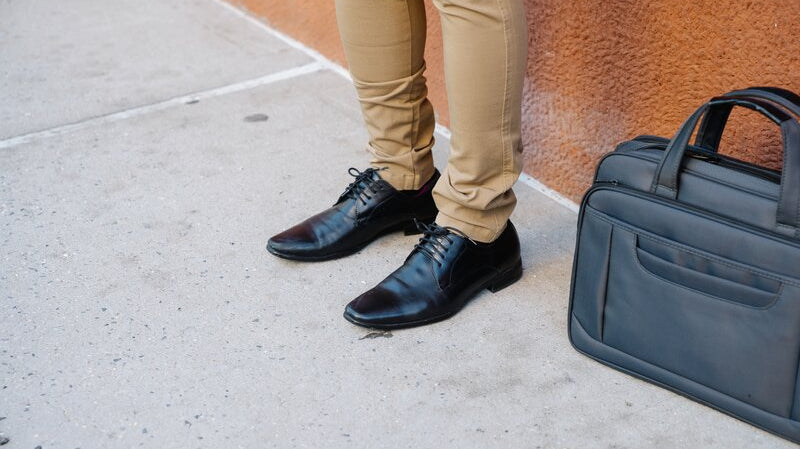 What Color Shirt Goes with Tan Pants?